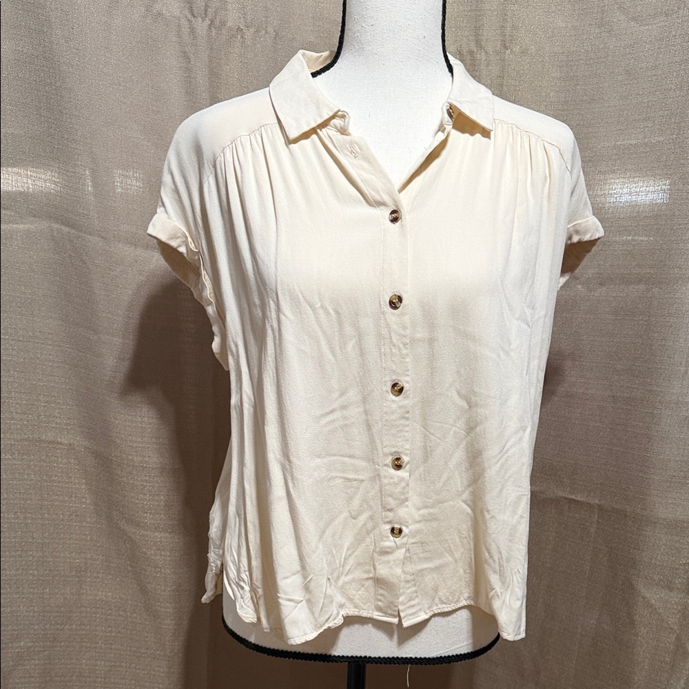 Rose & Olive Cream Short Sleeve Button-Front Blouse